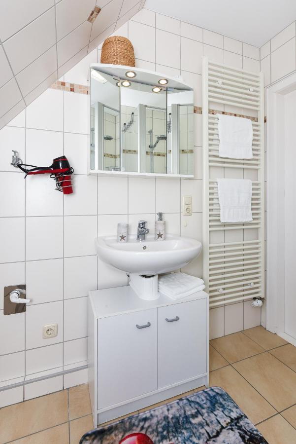 Ferienwohnungen Im Haus Ankerplatz Эзенс Экстерьер фото