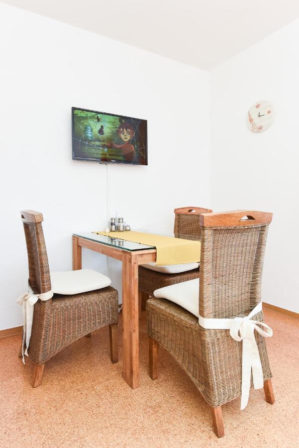 Ferienwohnungen Im Haus Ankerplatz Эзенс Экстерьер фото